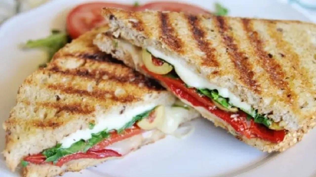 सॅंडविचमध्ये आपण विविध भाज्यांचा समावेश करू शकता. विशेष म्हणजे सॅंडविच आरोग्यासाठीही फायदेशीर ठरते आणि वजनही कमी होण्यास मदत होते. 