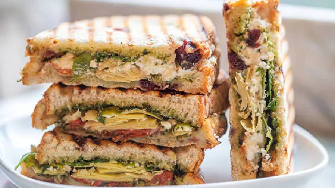 शिवाय सकाळच्या गडबडीच्या वेळेत आपण कमी वेळात सॅंडविच तयार करू शकता. प्रवासातही ते घेऊन जाऊ शकता. दररोजच्या नाश्त्यात सॅंडविच खाणे फायदेशीर आहे 