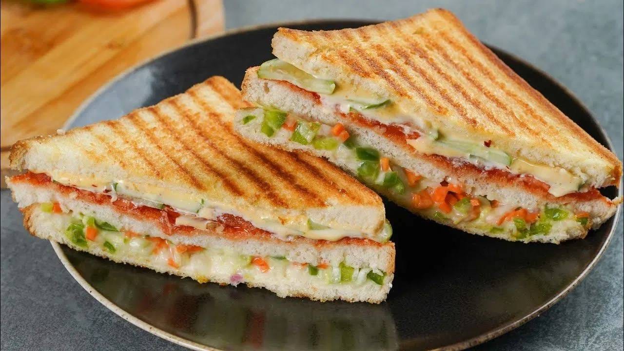 जर तुम्हाला टेस्टी आणि पोट भरणारी गोष्टी हवी असेल तर त्यामध्येच सॅंडविच हे सर्वात उत्तम आहे. शिवाय सॅंडविच बनवण्याकरिता फार वेळही लागत नाही. 