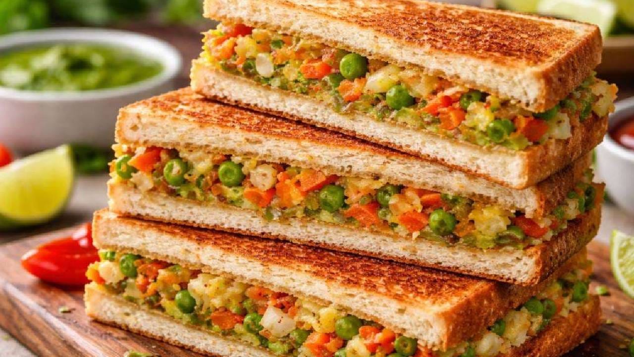 एकदम बेसक गोष्टींपासूनही तुम्ही सॅंडविच तयार करू शकता. काकडी, टमाटर, कांदा या गोष्टींपासूनही सॅंडविच तयार करता येते. 