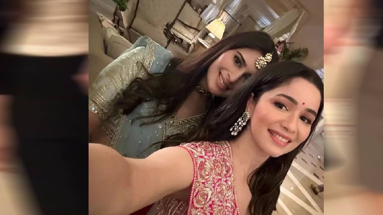 तर हा फोटो थोडा जुना आहे,कोणाच्या तरी लग्नात काढलेला दिसतोय. एका लग्न समारंभातील या फोटोमध्ये सारा गडद गुलाबी साडीमध्ये, हातात फोन घेऊन सेल्फी घेताना दिसते, तर सानिया तिच्या मागे निळ्या रंगाच्या लेहेंगा-चोलीत उभी आहे. फोटोमध्ये दोन्ही मैत्रिणी सुंदर दिसत आहेत; सानियाने मांगटीका तर साराने मोठ्या कानातले घालून तिचा लूक पूर्ण केला आहे.