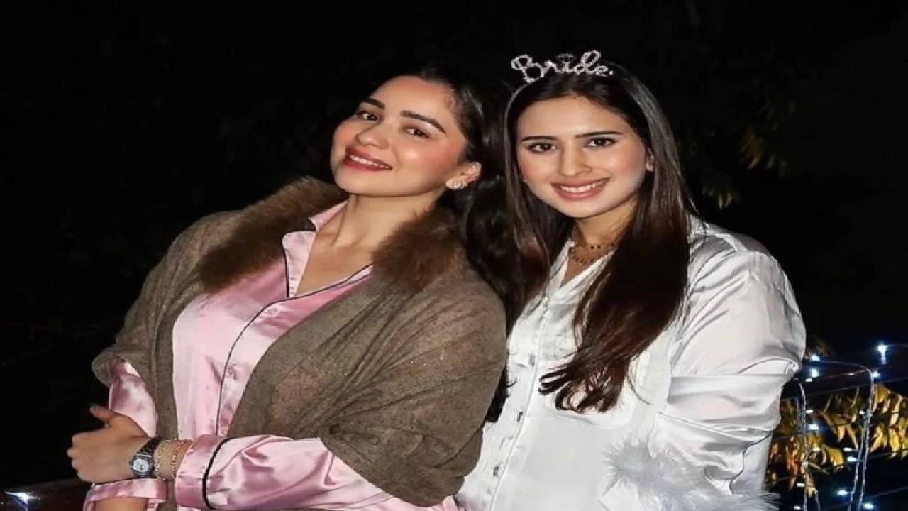 लग्नाच्या फोटोंव्यतिरिक्तही, सानिया आणि साराचे काही जुने फोटो देखील व्हायरल होत आहेत, ज्यातून त्यांचं बाँडिंग स्पष्टपणे दिसतं. या फोटोमध्ये, दोघीही बाल्कनीजवळ उभ्या आहेत, त्यांनी क्युट सॅटिन नाईट सूट घातले आहेत. सानियाच्या डोक्यावर बार्बी बँड आहे आणि सारा बाजूला उभी आहे. हे फोटो व्हायरल झाले होते. 