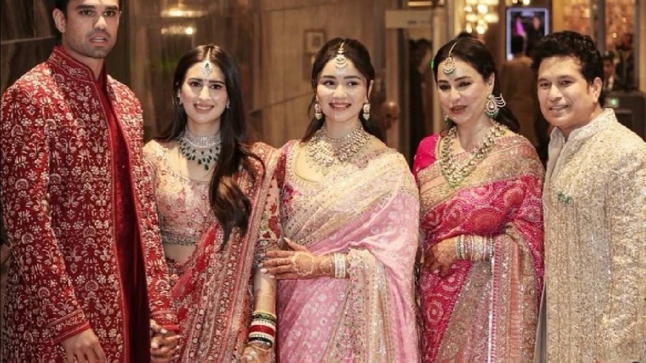 Sara Tendulkar Saaniya Chandhok Bonding : क्रिकेटचा देव अशी ख्याति असलेल्या सचिन तेंडुलकरच्या घरात सध्या आनंदाचं वातावरण आहे. गेल्याच आठवड्यात ( 5 मार्च) सचिनचा मुलगा अर्जुन तेंडुलकर आणि सानिया चंडोक यांचा विवाह झाला. मुंबईत शानदार सोहळ्यात दोघेही लग्नबंधनात अडकले. या लग्नासाठी अनेक सेलिब्रिटी, क्रिकेटर्सही आले होते. अर्जुन आणि सानियाच्या लग्नात, सारा तेंडुलकरचा लूक आणि तिचा डान्स खूप चर्चेत होता. लाल रंगाच्या वधू वस्त्रात सानिया सुंदर दिसत होती तर गुलाबी रंगाच्या साडीत सारानेही सर्वांचं लक्ष वेधून घेतलं. (All Photos : Instagram) 