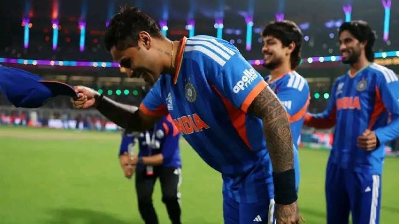 कर्णधार सूर्यकुमार यादवने ज्या प्रकारे संजू सॅमसनचे कौतुक केले, ते कोणीच विसरून शकणार नाही. ईडन गार्डन्सवरील 60 हजारांहून अधिक प्रेक्षकांनी एका सुरात संजूच्या नावाचा जयघोष केला. एकेकाळी सोशल मीडियावर "बेफिकीर" म्हणून ट्रोल झालेला हा खेळाडू आता भारतीय क्रिकेटचा नवा हिरो बनला आहे. संजूने अतिशय विनम्रतेनं आपलं हेल्मेट काढले आणि प्रेक्षकांसमोर डोके झुकवून त्यांचे प्रेम स्वीकारलं.