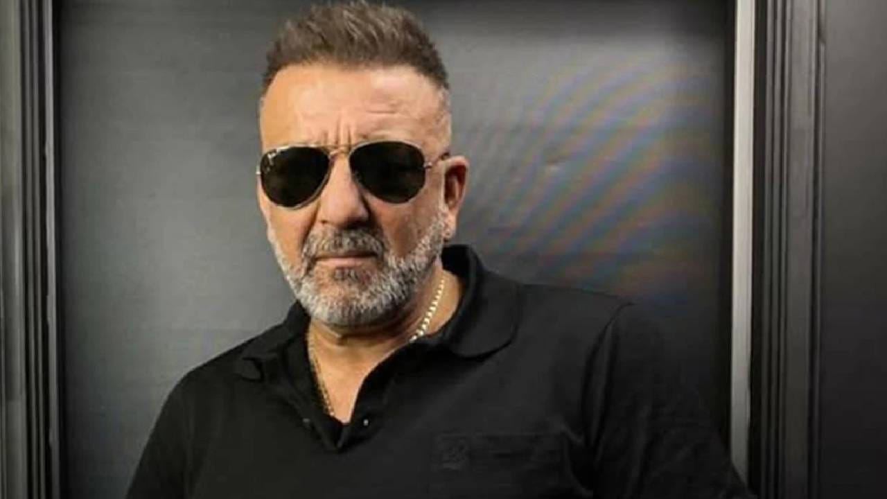 संजय दत्त चित्रपटांशिवाय इतर बिझनेसमधूनही तगडी कमाई करतो. त्याच्याकडे 295 कोटी रुपयांची संपत्ती असल्याचं कळतंय. संजूबाबाला गाड्यांचीही फार आवड आहे. त्याच्या कलेक्शनमध्ये रोल्स रॉयस, रेंज रोव्हर, ऑडी, फरारी यांसारख्या महागड्या गाड्या आहेत. 
