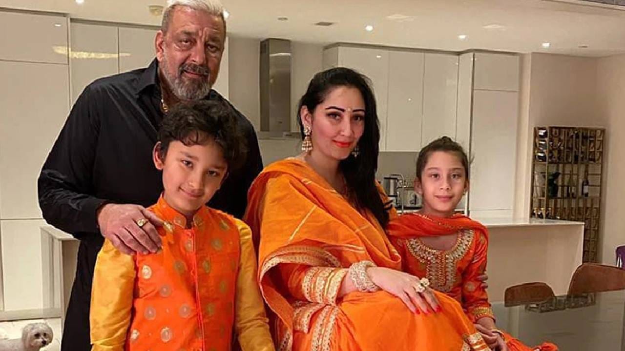 संजूबाबाच्या घराला रंगीत काचेच्या खिडक्या आणि संगमरवरी फरशी आहे. लिव्हिंग रुममध्ये विविध सोफा सेट लावलेले आहेत, जिथे अनेक लोक आरामात बसू शकतील. 
