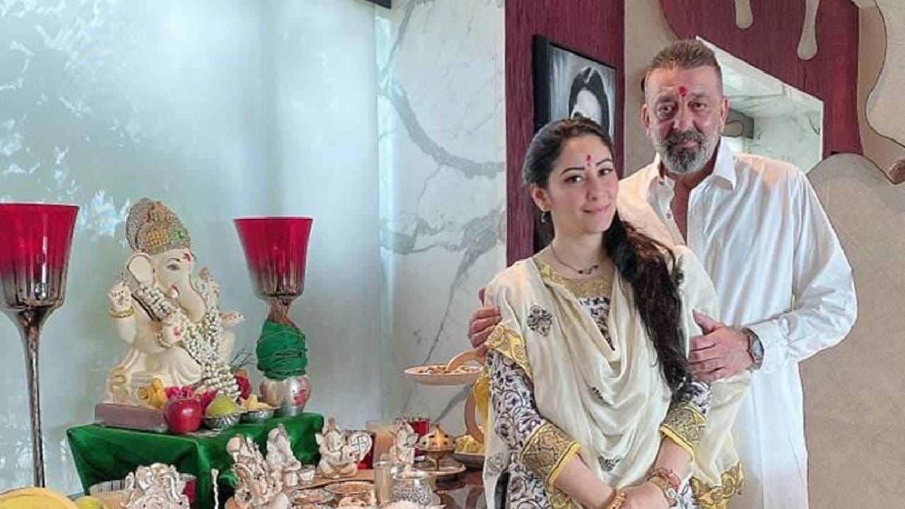 खऱ्या आयुष्यात संजय दत्त खूपच धार्मिक असून त्याच्या घरात मोठं आणि सुंदर मंदिर आहे. या मंदिरात गणपती बाप्पाची मूर्ती स्थापित आहे. त्यासोबत इतर देवदेवतांच्याही मूर्ती आहेत. 
