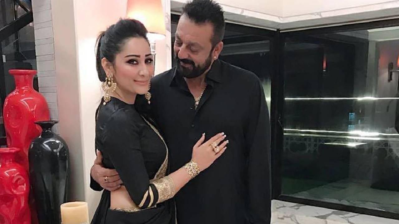 घराच्या लिव्हिंग रुमला पांढरा रंग देण्यात आला असून फर्निचर आणि कलर थीम विशेष लक्ष वेधून घेते. सोशल मीडियावर संजय दत्तने त्याच्या घरातील बरेच फोटो पोस्ट केले आहेत. 
