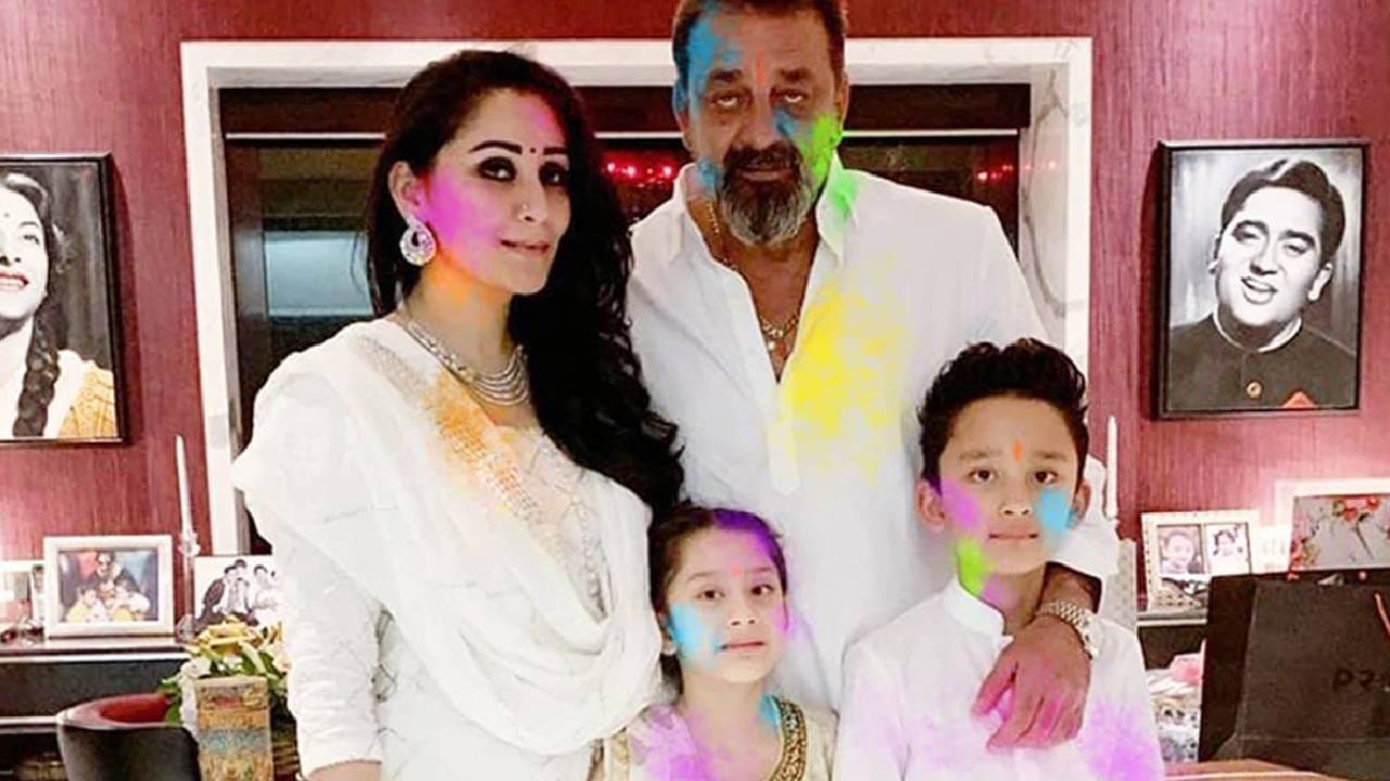 संजय दत्तच्या या घराच्या प्रत्येक कोपऱ्यात आई नरगिस आणि वडील सुनील दत्त यांच्या आठवणी पहायला मिळतात. घराच्या भिंतींवर त्यांचे अनेक फोटो लावलेले आहेत. संजयचं हे घर अत्यंत सुंदररित्या सजवण्यात आलं आहे. 
