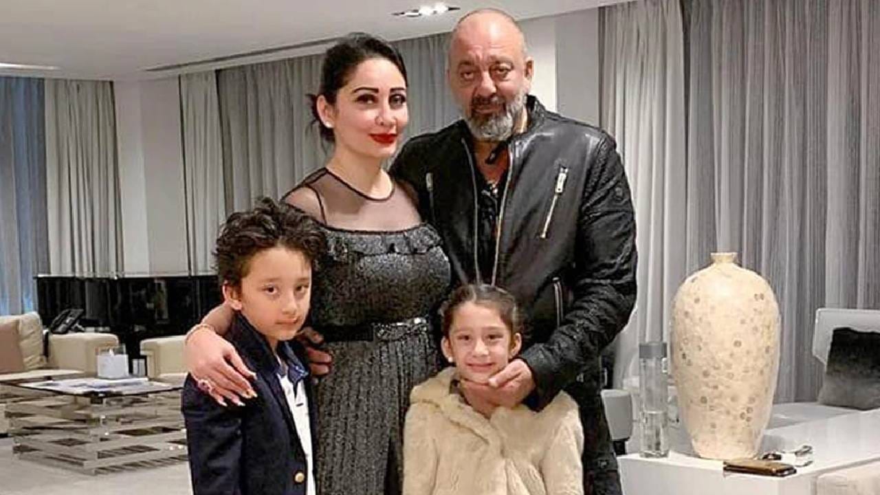 संजयच्या घरात अँटिक लॅम्प, इलेक्ट्रिक गिटार आणि रायफलच्या बाजूला एक फ्लोअर लॅम्प पहायला मिळतंय. घराच्या इंटेरिअरला जुन्यासोबतच मॉडर्न टच दिला आहे. 
