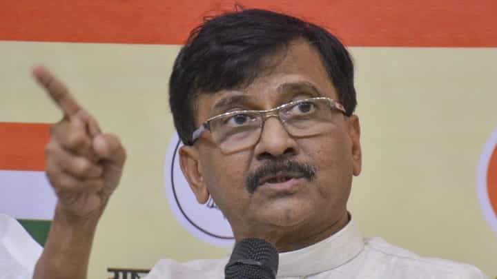 भोंदूबाबा ट्रायडंटवरुन मंत्र्यांना आदेश द्यायचे, संजय राऊत यांचा धक्कादायक आरोप भोंदूबाबा ट्रायडंटवरुन मंत्र्यांना आदेश द्यायचे, संजय राऊत यांचा धक्कादायक आरोप