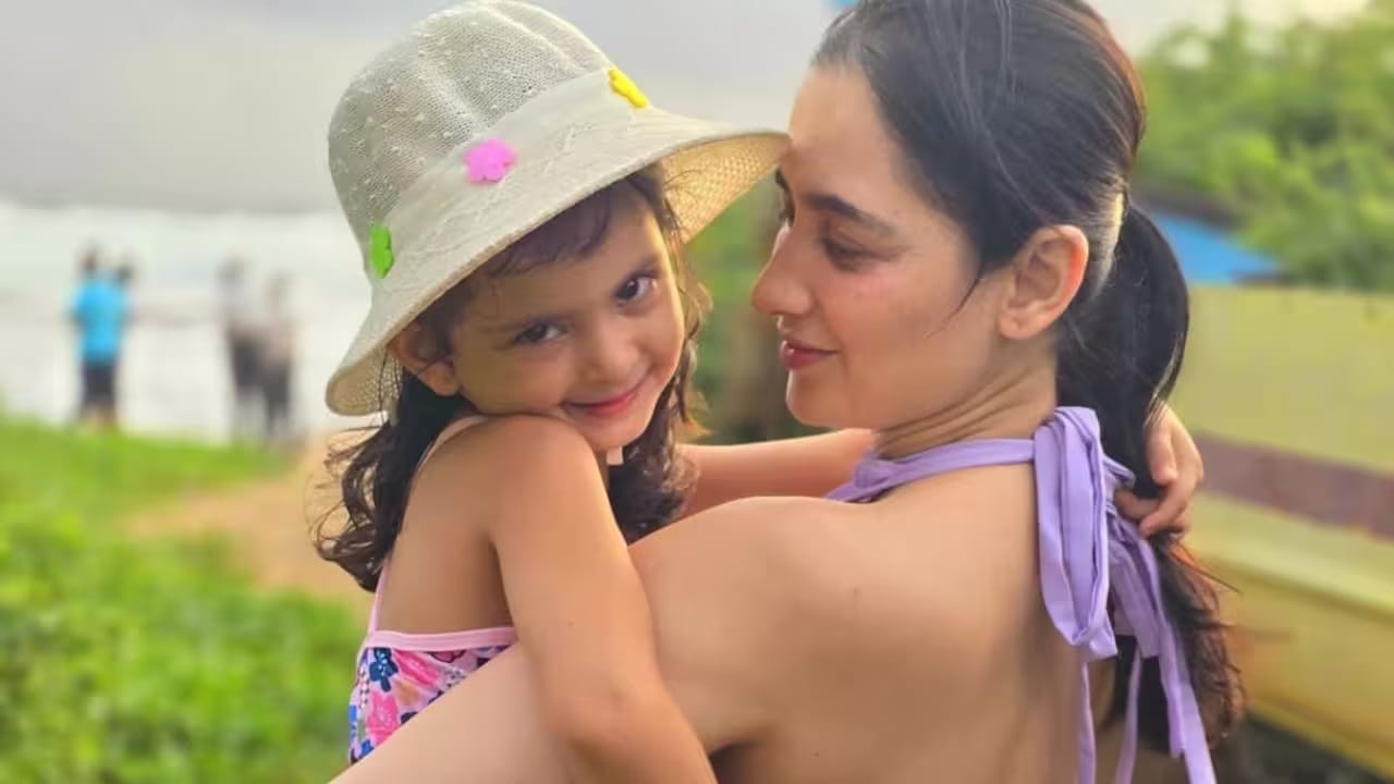  अभिनेत्री संजीदा शेखने 2012 मध्ये आमिर अलीशी लग्न केले. 2021 मध्ये या जोडप्याचा घटस्फोट झाला. अभिनेत्रीला आयरा नावाची एक मुलगी आहे, जिचा जन्म सरोगसीद्वारे झाला.