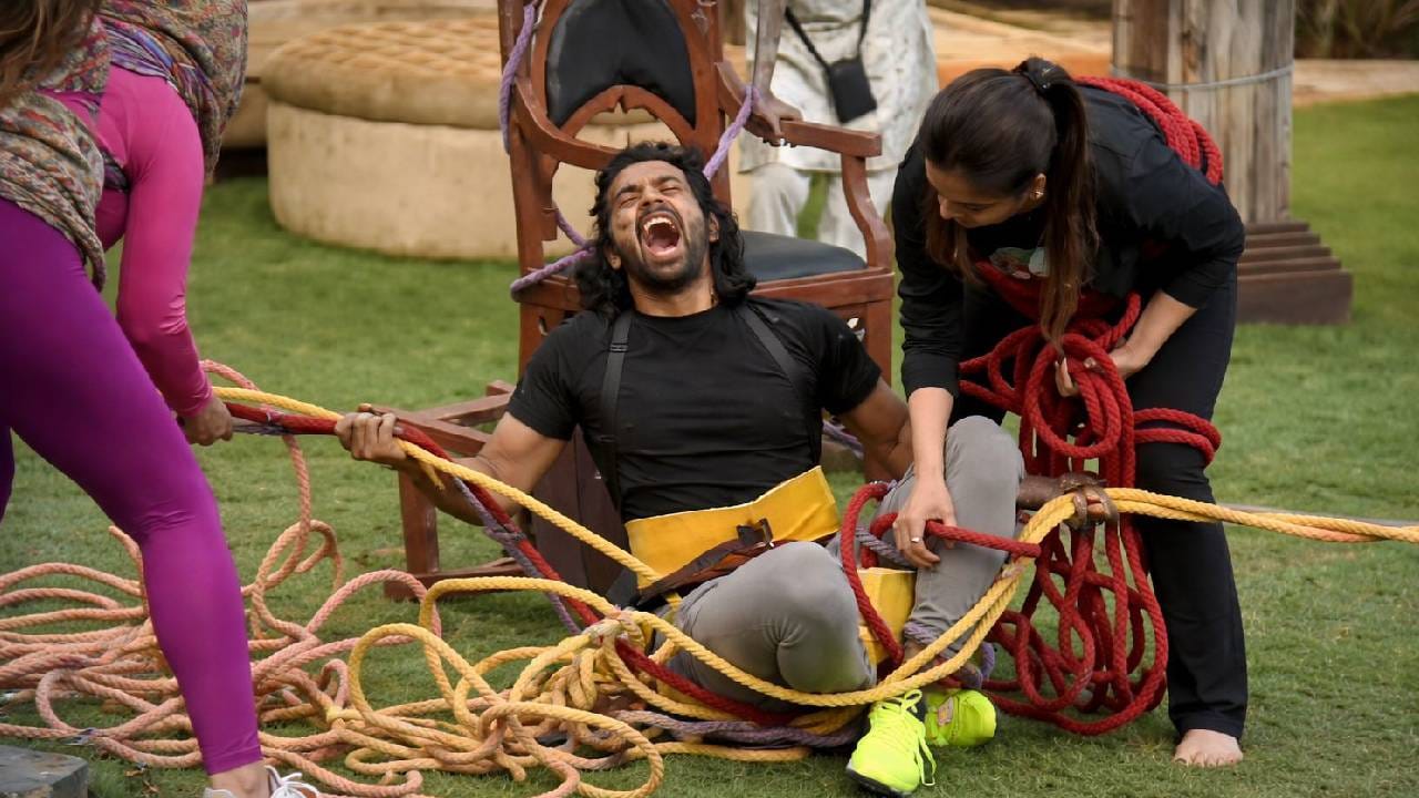 मात्र पुढच्याच क्षणी परिस्थिती अचानक बदलते. संकेत अनेक दोऱ्यांमध्ये अडकलेला दिसतो आणि त्यातून सुटण्याचा प्रयत्न करत असताना घरात गोंधळाचं वातावरण निर्माण होतं. तेव्हा राखी घाबरलेल्या आवाजात ओरडताना ऐकू येते. 
