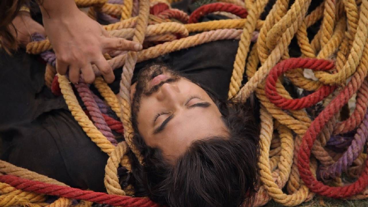 'त्याच्या गळ्यात दोरी अडकली आहे', असं राखी ओरडते. याचदरम्यान बिग बॉसचाही आवाज ऐकू येतो. 'थांबा.. सगळ्यांनी त्वरित थांबा', असा आदेश येताच सर्वजण लगेच थांबतात. त्यानंतर घरातील सदस्य संकेतला सोडवण्याचा प्रयत्न करताना दिसतात.
