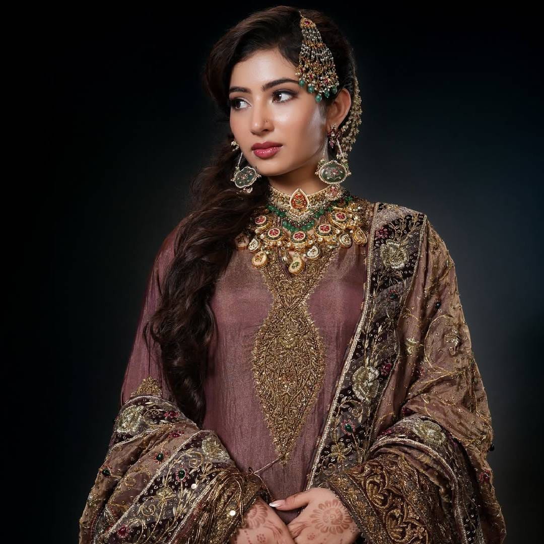 यलीनाची कथा नेटकरी नबील गबोलच्या मुलीच्या आयुष्याशी जोडत आहेत. 'धुरंधर'मध्ये पहायला मिळतं की यलीनाचं लग्न एका भारतीय गुप्तहेराशी होतं. त्यामुळे नबीलची मुलगी आहे तरी कोण आणि ती आता कुठे आहे, याविषयी जाणून घेण्यासाठी नेटकरी उत्सुक आहेत. 
