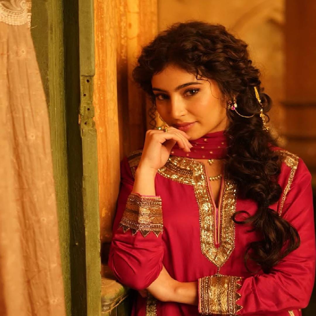 खऱ्या आयुष्यात नबील गबोलला दोन मुलं आहेत. यादरम्यान नबील गबोलच्या मोठ्या भावाची मुलगी नादिया गबोलचीही सोशल मीडियावर चर्चा होत आहे. ती सामाजिक कार्यकर्ती आहे. 'धुरंधर'बद्दल एका मुलाखतीत नबीलने म्हटलं होतं, "चित्रपटात माझ्या मुलीचं लग्न भारतीय गुप्तहेराशी झाल्याचं दाखवलं आहे. पण यात काही तथ्य नाही. हे सगळं फक्त मसालापट बनवण्यासाठी दाखवलं गेलंय."
