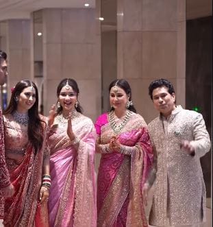 मुंबईतील महालक्ष्मी रेसकोर्स या ठिकाणी मास्टर ब्लास्टर सचिन तेंडुलकरचा मुलगा अर्जुन तेंडुलकर यांचा विवाह सोहळा संपन्न झाला आहे. अर्जुनचा विवाह सारा तेंडुलकर हिची मैत्रीण सानिया चंडोक हिच्याशी झाला. (फोटो क्रेडिट- Instant Bollywood, इन्स्टाग्राम)