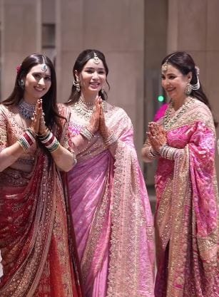 या शाही विवाह सोहळ्यात अनेक दिग्गज उपस्थित राहिले. उद्योगपती मुकेश अंबानी यांच्यापासून ते क्रिकेट जगतातील अनेक मोठे चेहरे या विवाहाला उपस्थित होते. यावेळी तेंडुलकर परिवार संपूर्ण देशात चर्चेच्या केंद्रस्थानी राहिले. (फोटो क्रेडिट- Instant Bollywood, इन्स्टाग्राम)