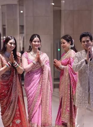 लग्न जरी अर्जुन तेंडुलकर आणि सानिया चंडोक यांचे असले तरी चर्चा मात्र सारा तेंडुलकर हिची होत आहे. सारा तेंडुलकरने या शाही विवाह सोहळ्यात परिधान केलेली साडी सगळीकडे चर्चेचा विषय ठरली आहे. या साडीमध्ये सारा तेंडुलकर खूपच सुंदर दिसत आहे. (फोटो क्रेडिट- Instant Bollywood, इन्स्टाग्राम)