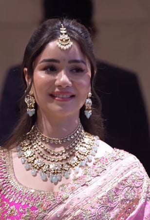 साराने परिधान केलेल्या साडीचा रंग गुलाबी असा आहे. या साडीसोबत तिने केलेला मेकअप आणि परिधान केलेली आभूषणेदेखील खूपच सुंदर आहेत. तिच्या या लुकची सोशल मीडियावर खूपच चर्चा होत आहे. (फोटो क्रेडिट- Instant Bollywood, इन्स्टाग्राम)