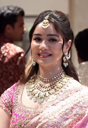 सारा तेंडुलकरचे काही फोटो आणि व्हिडीओ सोशल मीडियावर खूपच व्हायरल झाले आहेत. तिच्या या फोटोंवर तिचे चाहते कमेंट्स करत आहेत. तिच्या सौंदर्याची प्रशंसा करत आहेत. (फोटो क्रेडिट- Instant Bollywood, इन्स्टाग्राम)