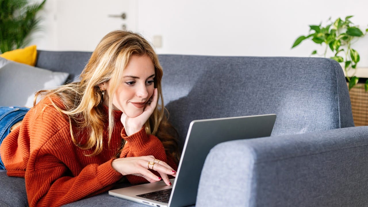 हल्लीच्या काळात मोबाईल आणि लॅपटॉप हे फक्त एक साधन राहिलेले नाही. ते आपल्या जगण्याचा आधार बनले आहेत. सध्या वर्क फ्रॉम होम आणि ऑनलाईन शिक्षणामुळे स्क्रीनसमोर घालवल्या जाणाऱ्या वेळेत अभूतपूर्व वाढ झाली आहे.