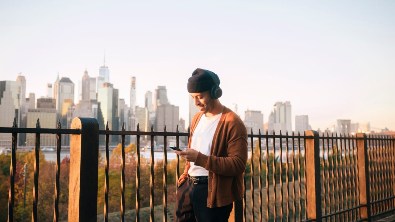 या वाढत्या स्क्रीन टाइममुळे केवळ डोळ्यांवरच नाही, तर मानवी मेंदूच्या कार्यक्षमतेवरही गंभीर परिणाम होत आहेत. मानवी मेंदूला माहितीवर प्रक्रिया करण्यासाठी विश्रांतीची गरज असते, जी स्क्रीनच्या अतिवापरामुळे मिळत नाही.