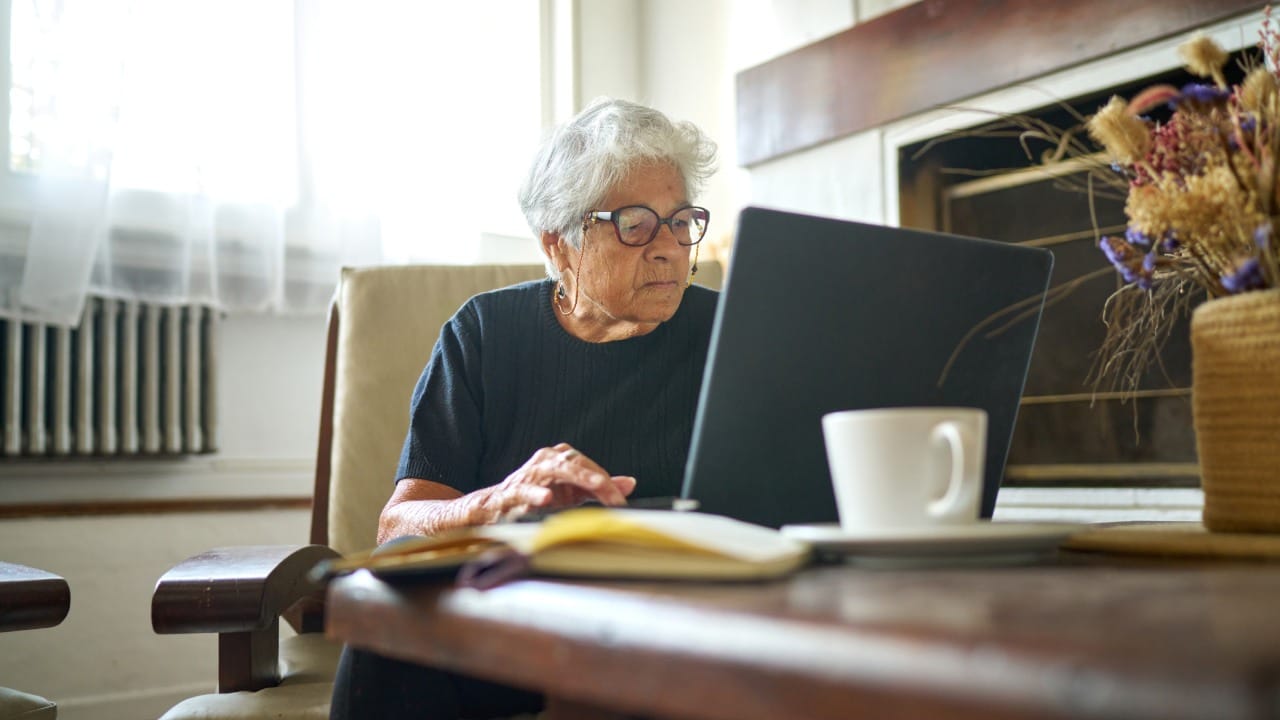 सतत मल्टीटास्किंगमुळे मेंदू एकाग्र करण्याची क्षमता कमी होते. याचा थेट परिणाम दीर्घकालीन स्मरणशक्तीवर होतो. स्क्रीन टाइमचा थेट संबंध आपल्या झोपेच्या गुणवत्तेशी आहे.
रात्री स्क्रीन पाहिल्याने मेंदूला असे वाटते की अजूनही दिवस आहे. यामुळे झोप येण्यासाठी आवश्यक असलेल्या मेलाटोनिन (Melatonin) या हार्मोनची निर्मिती कमी होते.