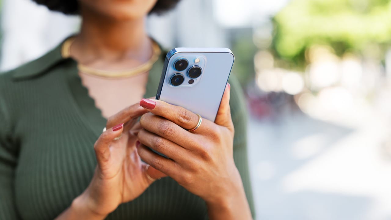 यामुळे निद्रानाश (Insomnia) आणि झोपेची अस्वस्थता वाढते. अपुऱ्या झोपेमुळे निर्णय घेण्याची क्षमता कमी होते आणि भावनिक असंतुलन निर्माण होते. सतत स्क्रीनकडे टक लावून पाहिल्याने डोळ्यांच्या आरोग्यावर खालील परिणाम होतात. डोळ्यांच्या स्नायूंवर प्रचंड ताण येतो, ज्यामुळे सतत डोकेदुखी किंवा डोके जड झाल्यासारखे वाटते.