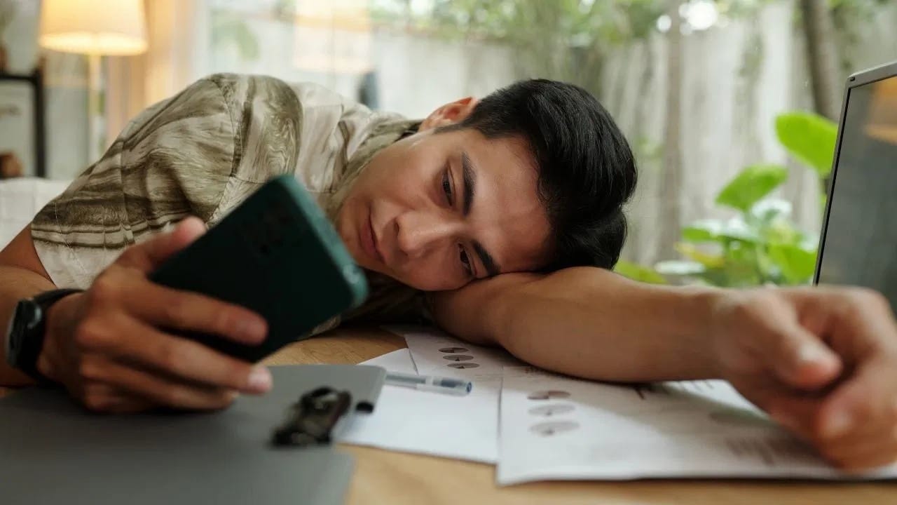 लेडी हार्डिंग हॉस्पिटलमधील मेडिसिन विभागाचे संचालक डॉ. एल.एच. घोटकर यांच्या मते, डिजिटल स्क्रीनवरून येणारा निळा प्रकाश (Blue Light) मेंदूला सतत अलर्ट मोडवर ठेवतो. यामुळे मेंदूला विश्रांती मिळणे कठीण होते.