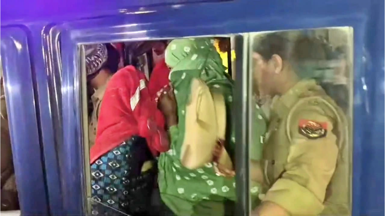 स्पा सेंटरमध्ये लहान-लहान केबिन्स तयार करण्यात आले होते. ज्यात रंगीबेरंगी लाईट्स लावण्यात आलेल्या होत्या. या केबिन्समधील वातावरण आणि तिथे सापडलेल्या वस्तूंवरून येथे अनैतिक कृत्ये सुरू असल्याचे स्पष्ट झाले. पोलिसांना घटनास्थळी मोठ्या प्रमाणात वापरलेले आणि न वापरलेले कंडोम तसेच इतर आक्षेपार्ह साहित्य सापडले.