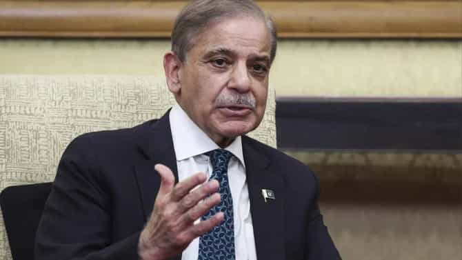 Pakistan Oil Crisis : आपण तर ट्रम्पना नोबेल देत होतो, मग त्यांनी..भारताला मिळालेली सवलत पाकिस्तानला झोंबली, नुसता जळफळाट