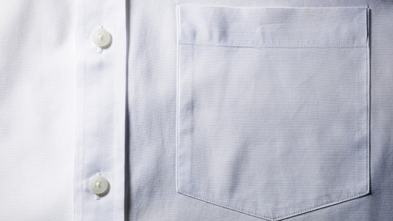 शर्टच्या कॉलरपाशी असलेल्या बटणावर शरीराच्या हालचालींमुळे सर्वाधिक ताण येतो. जेव्हा आपण मान हलवतो किंवा जेवताना गळा वर करतो, तेव्हा हे बटण ओढले जाते.