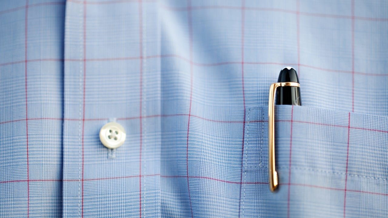 याचे कारण म्हणजे जेव्हा आपण बसतो, तेव्हा पोटापाशी शर्टवर ताण येतो. हे आडवे बटण तो ताण सहन करून शर्ट फाटण्यापासून किंवा बटण निघण्यापासून वाचवते.