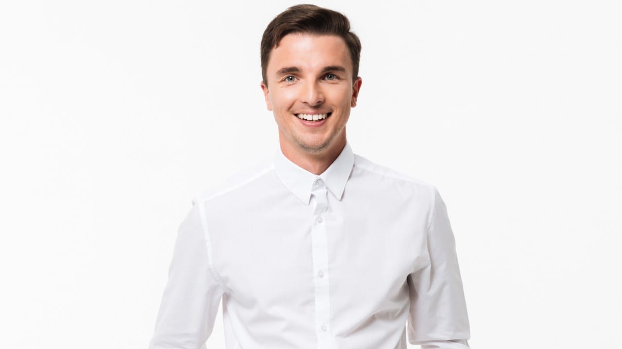 आडवे बटण शर्टला मानेपाशी व्यवस्थित लॉक करते. यामुळे कॉलरचा आकार बिघडत नाही आणि शर्ट प्रोफेशनल दिसतो. अनेक ब्रँडेड शर्ट्समध्ये सर्वात खालचे बटण देखील आडवे असते.