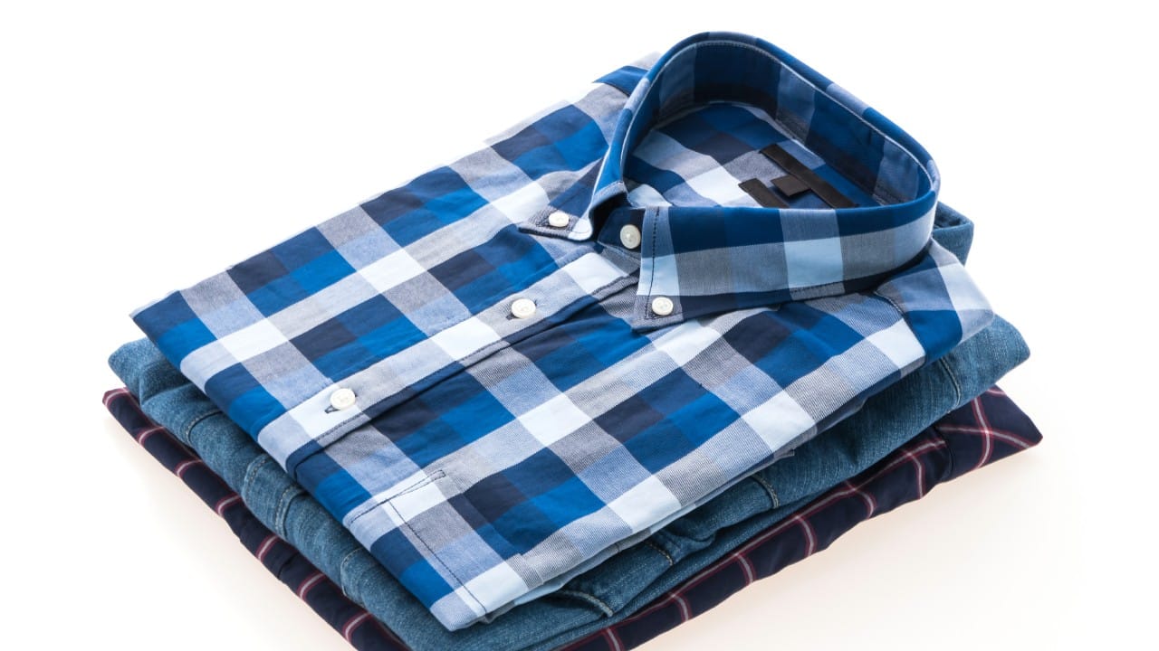 शर्टच्या खालच्या बटणांवर इतका ताण येत नसल्यामुळे ती उभी ठेवली जातात, जेणेकरून शर्ट घालताना आणि काढताना सोपे जावे. कॉलरचे बटण व्यवस्थित बसणे शर्टच्या संपूर्ण फिटिंगसाठी महत्त्वाचे असते.