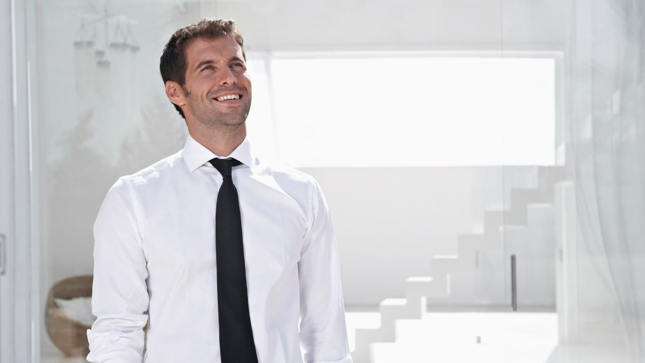 आपण दररोज शर्ट घालतो, पण तुम्ही कधी विचार केलाय का की शर्टची सर्व बटणे ही उभी असतात. पण कॉलरपाशी असलेले सर्वात वरचे पहिले बटण हे मात्र नेहमी आडवे का असते? नाही ना चला आज आपण जाणून घेऊया.