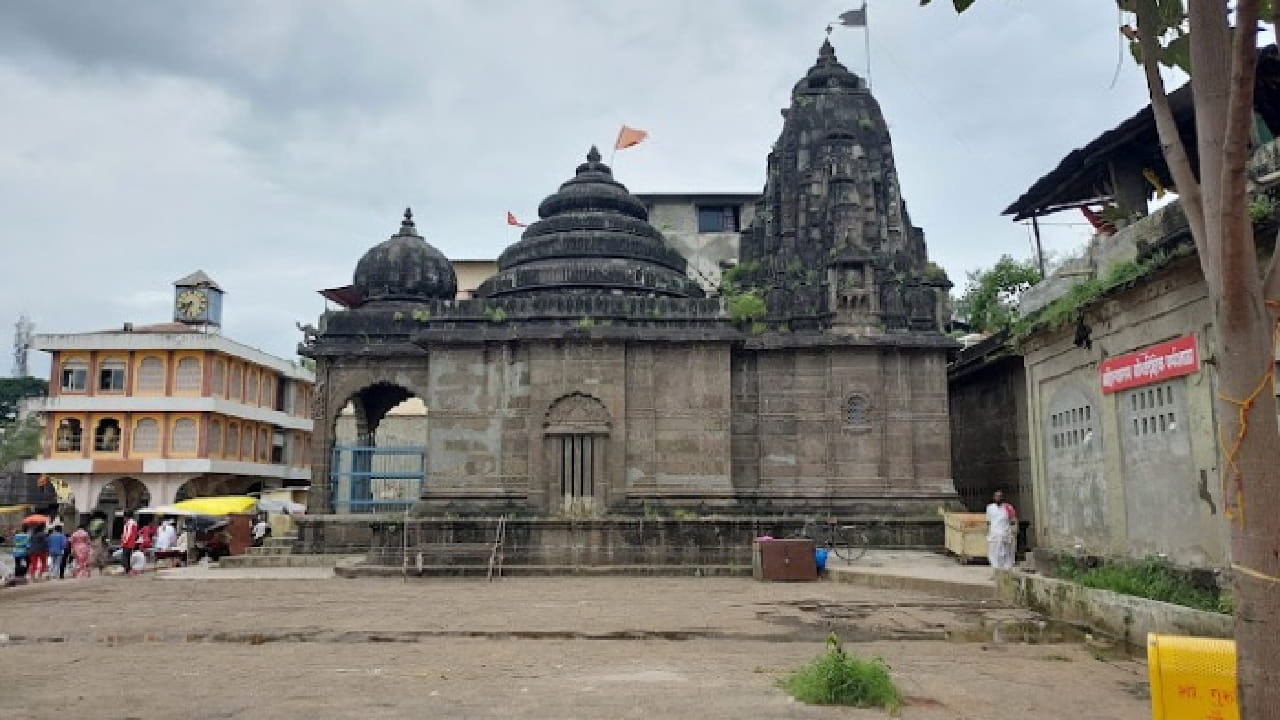 कपालेश्वर मंदिर हे गोदावरी नदीच्या काठावर वसलेले आहे. या मंदिराचे वैशिष्ट्य म्हणजे येथील शिवलिंगासमोर नंदी महाराजांची मूर्ती नाही. भारतातील शिव मंदिरांमध्ये हे अत्यंत दुर्मिळ मानले जाते.