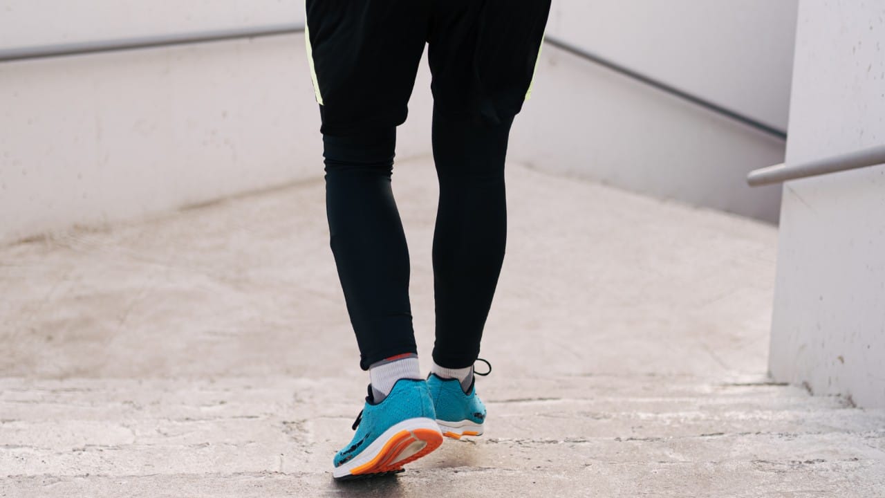 शूजच्या मागे असलेल्या या पट्टीला तांत्रिक भाषेत हील टॅब किंवा पुल लूप असे म्हणतात. याचा मुख्य उद्देश म्हणजे शूज घालताना होणारी ओढाताण कमी करणे.