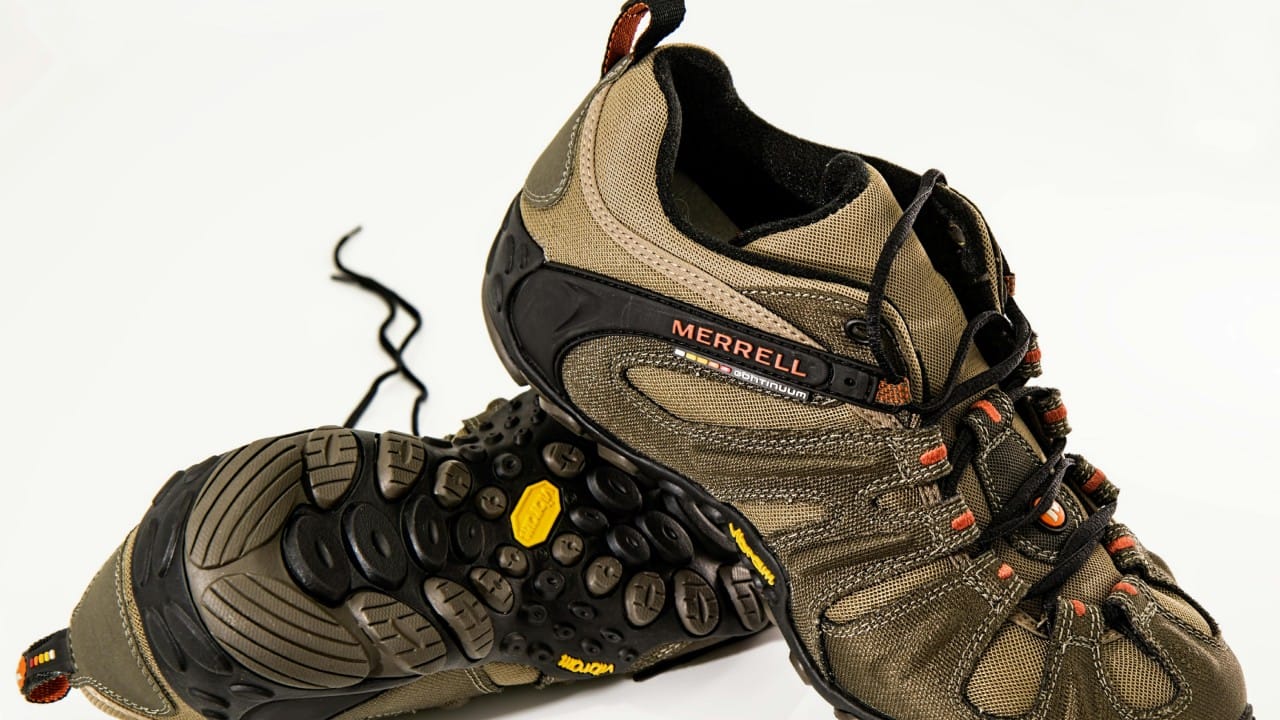 आजकालच्या फॅशनच्या काळात तरुणाईमध्ये नवनवीन डिझाईनचे आणि ब्रँडेड शूज वापरण्याची मोठी क्रेझ पाहायला मिळते. शूज खरेदी करताना आपण त्याचा लूक, रंग आणि सोईचा विचार करतो.