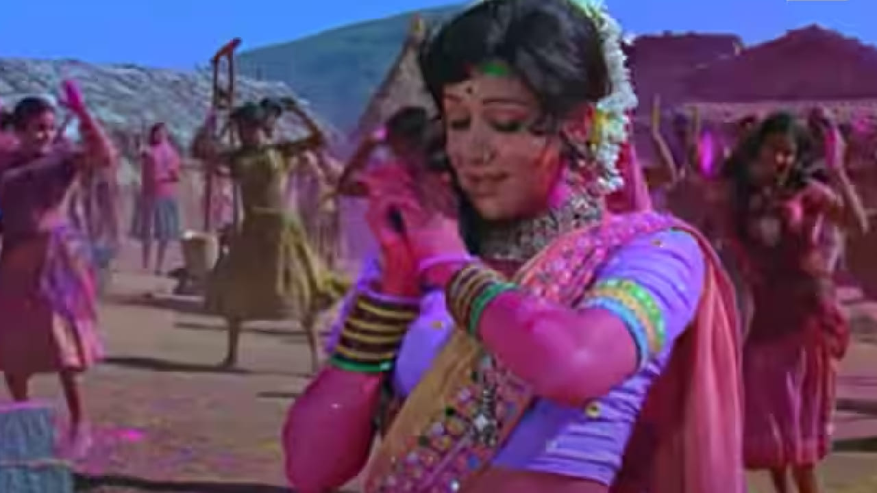 अमिताभ बच्चन, धर्मेंद्र आणि हेमा मालिनी यांच्या प्रमुख भूमिका असलेल्या या चित्रपटातील हे होळी गीत आजही प्रत्येक होळीच्या सणाला हमखास ऐकायला मिळते. 