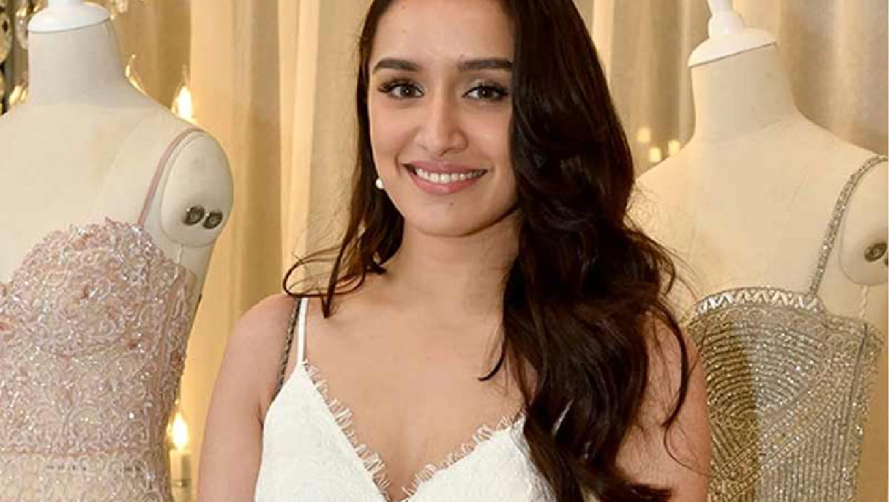 बॉस्टन युनिव्हर्सिटीत शिक्षण घेत असताना श्रद्धा पॉकेट मनीसाठी एका कॉफी शॉपमध्ये काम करत होती. स्टारकिड असूनही तिने स्वतःच्या पायावर उभे राहण्याचा प्रयत्न केला.