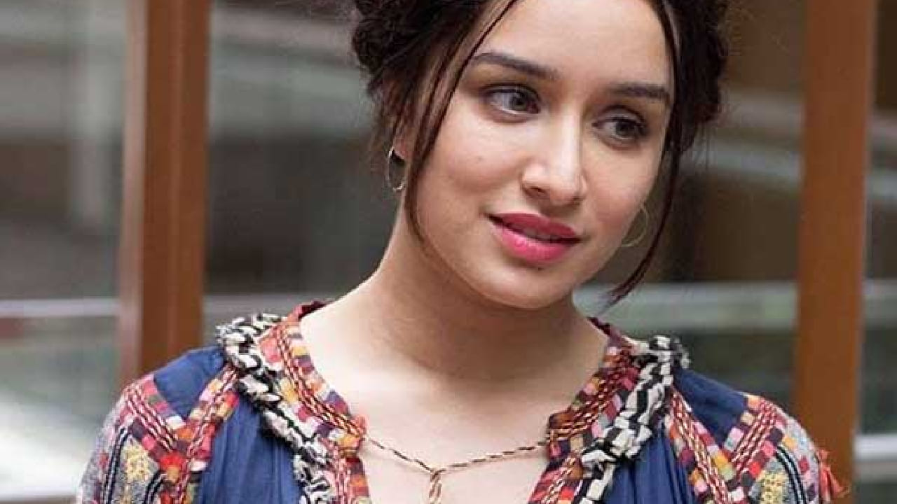 श्रद्धा कपूरने Teen Patti या चित्रपटातून बॉलिवूडमध्ये पदार्पण केले. मात्र तिला खरी ओळख मिळाली ती Aashiqui 2 या सुपरहिट चित्रपटामुळे. या चित्रपटातील तिच्या भूमिकेचे आणि गाण्यांचे प्रचंड कौतुक झाले.