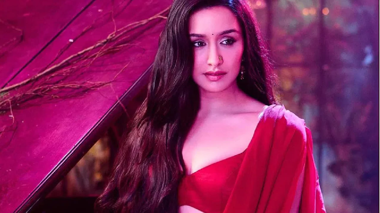 याच काळात तिला चित्रपटात काम करण्याची संधी मिळाली. अभिनयाची ओढ जास्त असल्याने तिने शिक्षण अर्धवट सोडून बॉलिवूडमध्ये पदार्पण करण्याचा निर्णय घेतला.