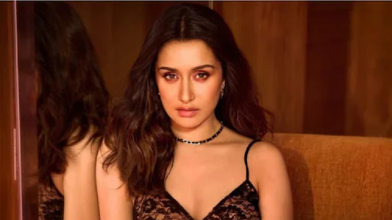 श्रद्धा कपूरने अद्याप विवाह केलेला नाही. तिच्या वैयक्तिक आयुष्याबाबत बोलायचे झाले तर, तिचे नाव चित्रपट लेखक राहुल मोदीसोबत जोडले जाते. हे दोघे अनेकदा एकत्र दिसले आहेत. मात्र त्यांनी आपल्या नात्याबाबत अधिकृतपणे कोणतीही घोषणा केलेली नाही. आज श्रद्धा 130 कोटी रुपयांची मालकीन आहे.