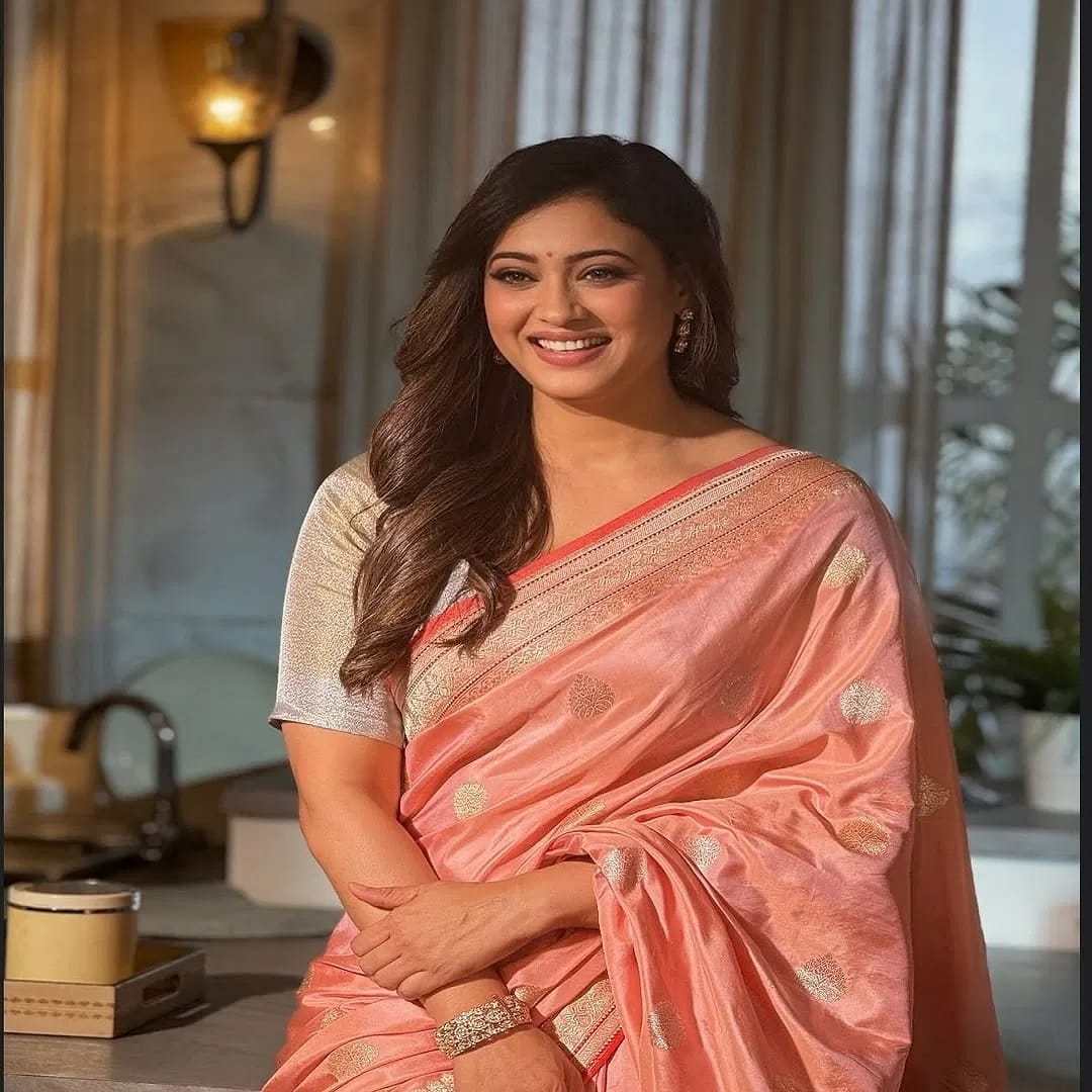 श्वेता तिवारी सोशल मीडियावर देखीली कायम सक्रिय असते, सोशल माडियावर तिच्या चाहत्यांची संख्या देखील फार मोठी आहे. चाहत्यांच्या संपर्कात राहण्यासाठी अभिनेत्री कायम स्वतःचे फोटो आणि व्हिडीओ सोशल मीडियावर पोस्ट करत असते.