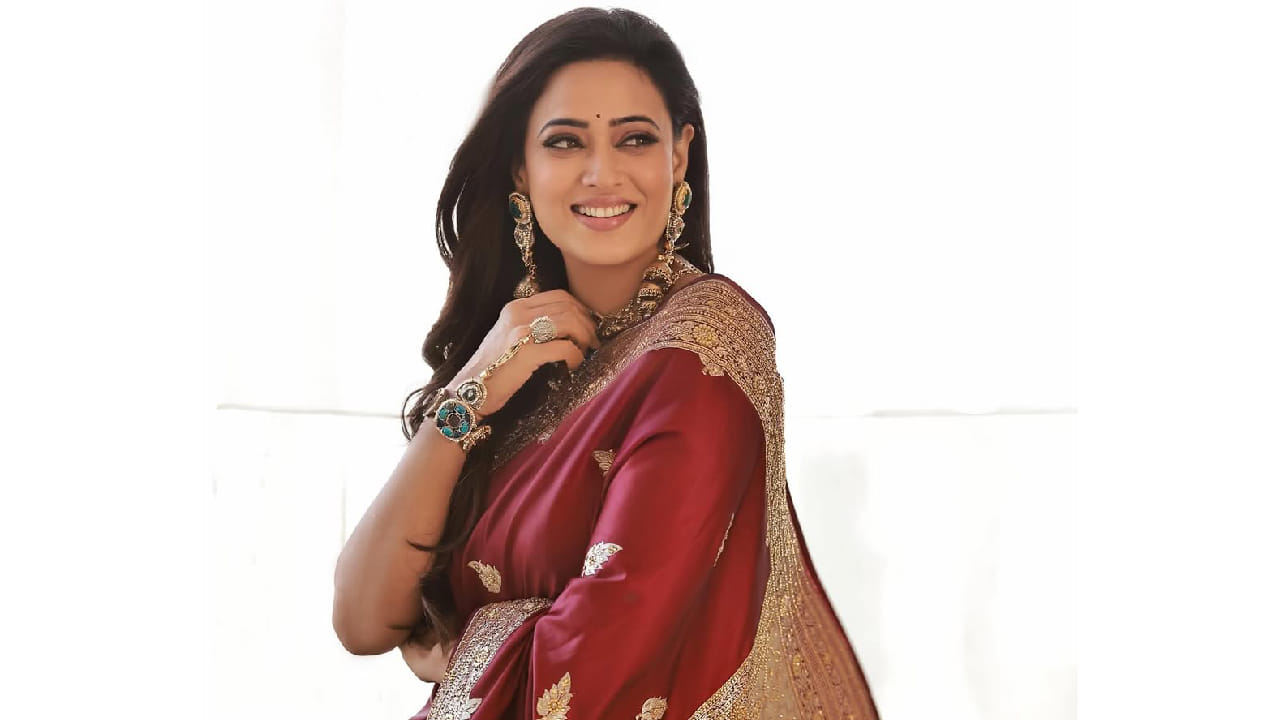 टीव्ही अभिनेत्री श्वेता तिवारी आपल्या स्टायलिश लुकमुळे नेहमीच चर्चेत असते. अलीकडेच तिने मरून रंगाच्या बनारसी साडीत केलेले फोटोशूट सोशल मीडियावर व्हायरल झाले असून चाहत्यांनी तिच्या देसी अंदाजावर भरभरून प्रेम व्यक्त केले आहे.