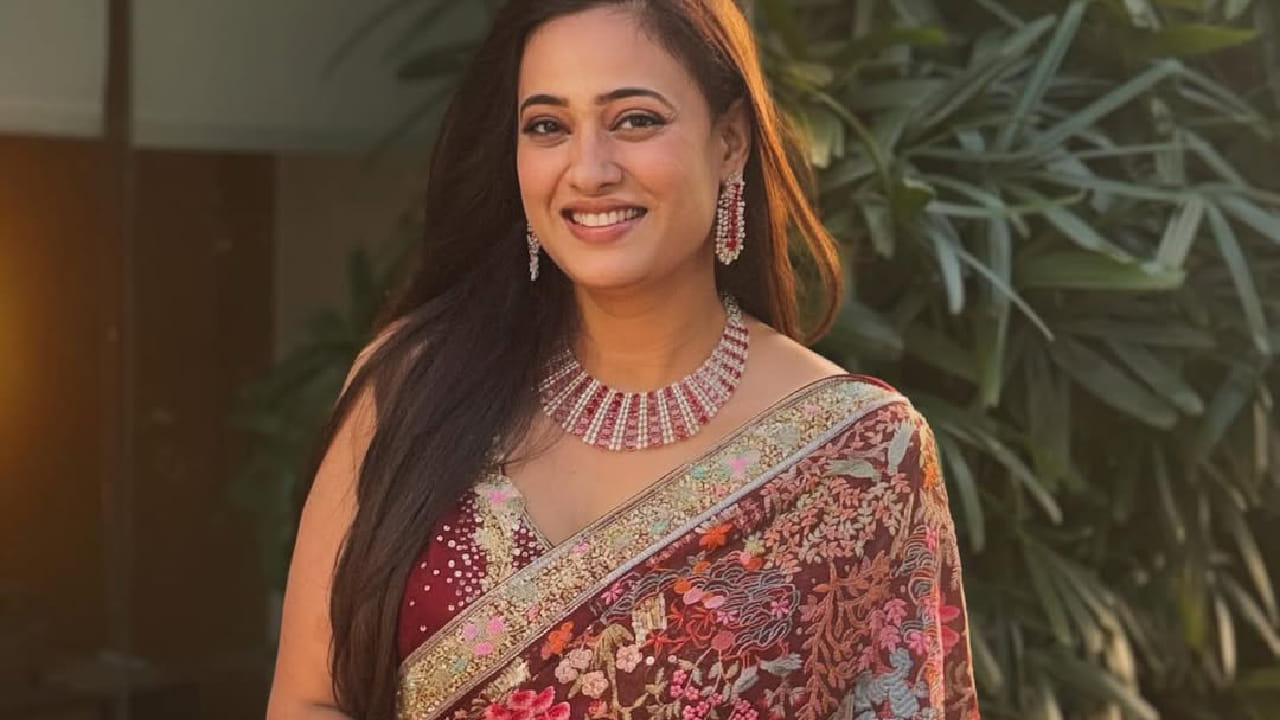 श्वेता तिवारीने परिधान केलेल्या साडीची किंमत सुमारे 82,200 रुपये असल्याचे म्हटले जात आहे. तिच्या या साडीमधील फोटोंना चाहत्यांना देखील वेड लावलं आहे.