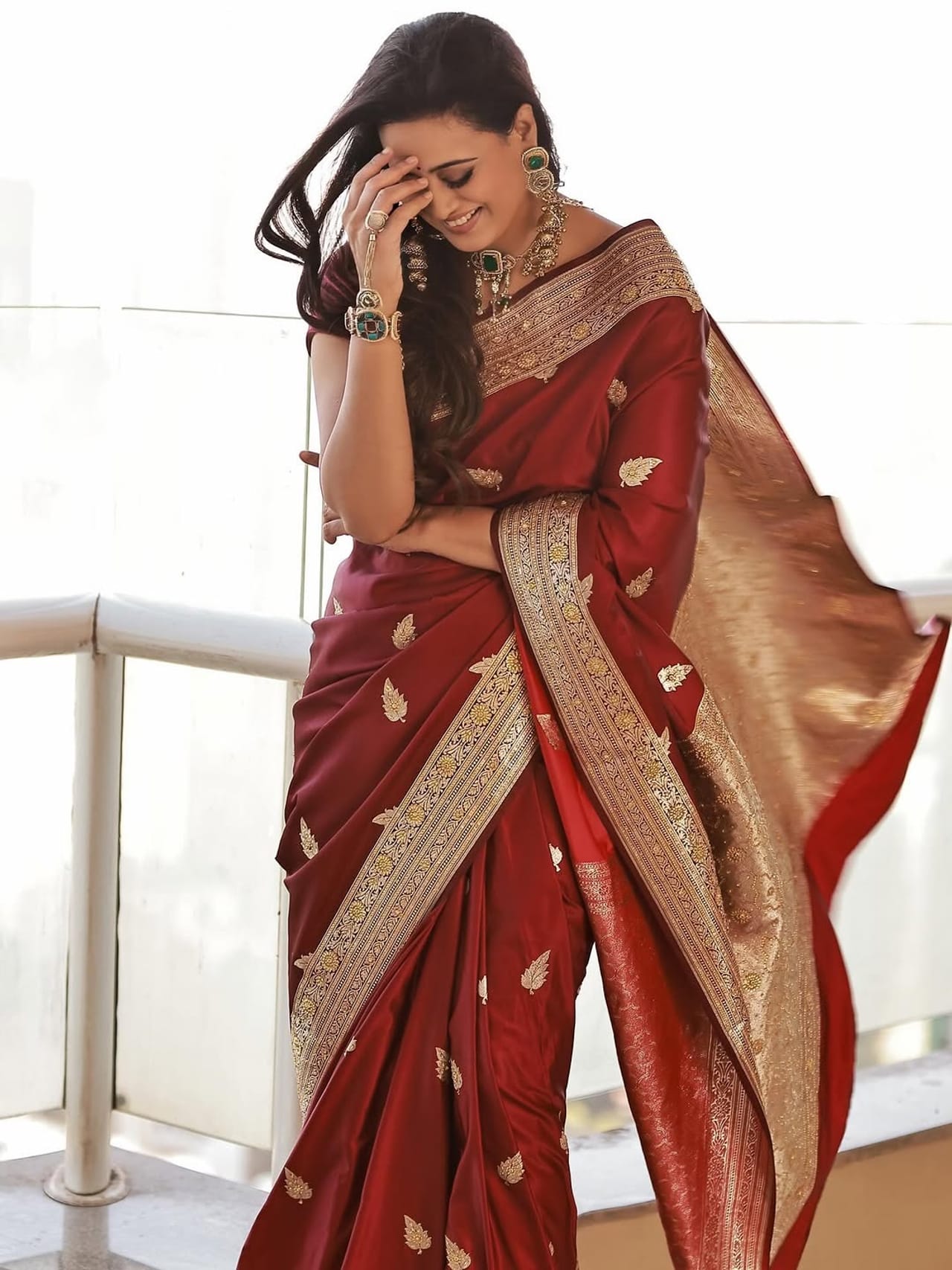 अभिनेत्री श्वेता तिवारी हिने मरून रंगाची काठपदराची साडी नेसून फोटोशूट केलं आहे. साडीत अभिनेत्रीचं सौंदर्य फुलून दिसत आहे. सध्या सर्वत्र फक्त आणि फक्त श्वेता हिच्या फोटोंची चर्चा रंगली आहे.