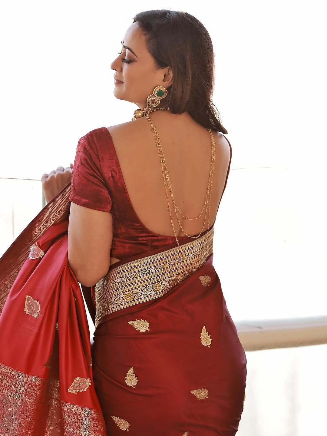 काठपदराच्या साडीत श्वेताचा सिंपल लूक चाहत्यांना प्रचंड आवडला आहे. टीव्ही अभिनेत्री श्वेता तिवारी कायम सोशल मीडियावर पोस्ट करत असते. चाहते देखील अभिनेत्रीच्या प्रत्येक लूकवर लाईक्स आणि कमेंटचा वर्षाव करत असतात...